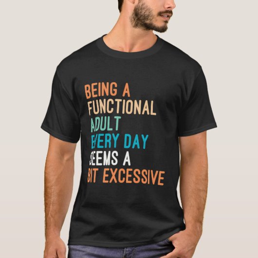 毎日大人として機能的な存在は少しExcのようである Tシャツ (正面)