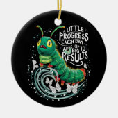 毎日少し進歩する空腹の毛虫 セラミックオーナメント (正面)