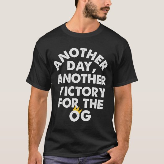 毎日新たな勝利を獲得するOGのために Tシャツ (正面)