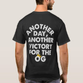 毎日新たな勝利を獲得するOGのために Tシャツ (裏面)