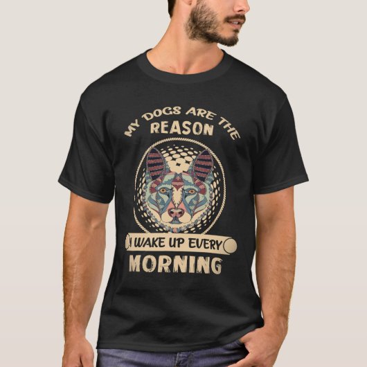毎日朝起きるのは7匹の犬たちのおかげ G Tシャツ (正面)