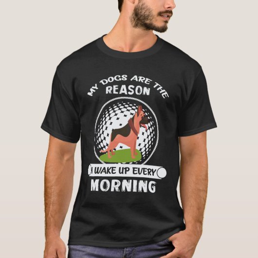 毎日起きる理由は犬が18匹いるから Funny Dog Mom Dad Gift Tシャツ (正面)