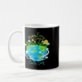 毎日、地球の日を笑顔でかわいいおもしろい惑星にする コーヒーマグカップ (左)