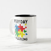 毎日、自閉症に対する気おもしろい付きをパズルにする ツートーンマグカップ (正面左)