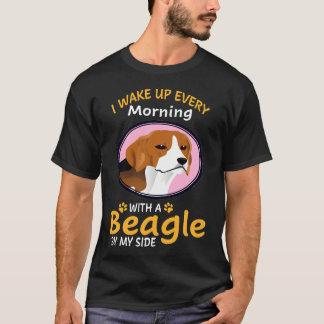 毎朝目が覚めるとビーグルがそばにいる Tシャツ
