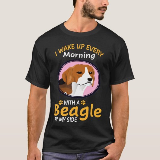 毎朝目が覚めるとビーグルがそばにいる Tシャツ (正面)