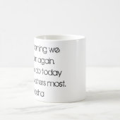 「毎朝、我々は生まれ再び.....」 ブッダ コーヒーマグカップ (中央)