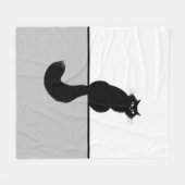 毛が長くてふわふわした黒猫 フリースブランケット (正面(横))