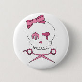 毛の付属のスカルは及び骨が交差した図形を切ります 缶バッジ (正面)