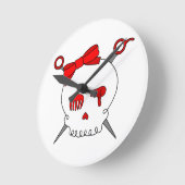 毛の付属のスカル及びはさみ(赤い) ラウンド壁時計 (傾斜)