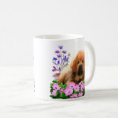 毛むくじゃらのマスティフが床に寝そべっている コーヒーマグカップ (正面右)