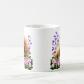 毛むくじゃらのマスティフが床に寝そべっている コーヒーマグカップ (中央)