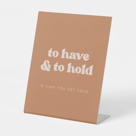 毛スタイリッシュ布を持って持つ茶色結婚の 台座サイン (正面)