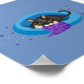 毛布つきベッド上の幾何学的なタビーストライプのネコ ポスター (角)