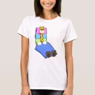 毛布と枕で寝るキリン Tシャツ
