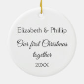 毛布にクマとバニーのカップル最初のクリスマ セラミックオーナメント (裏面)