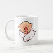 毛布に包まれたかわいい子ぶた コーヒーマグカップ (左)