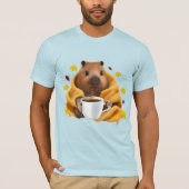 毛布に包まれてくつろぎながら飲み物を飲むカピバラ Tシャツ (正面)