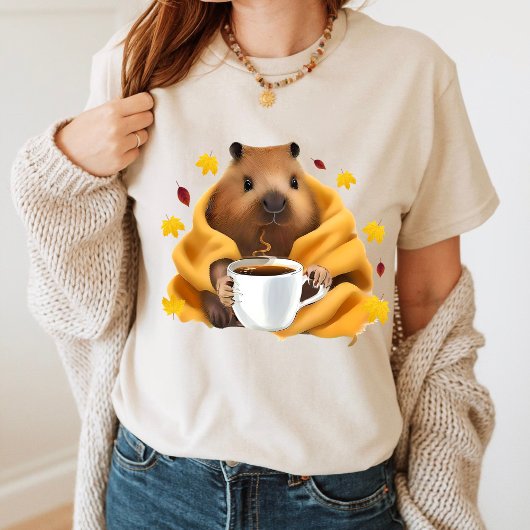 毛布に包まれてくつろぎながら飲み物を飲むカピバラ Tシャツ