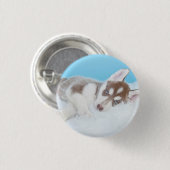 毛布に小さなかすぼらしい子犬が寝そべる 缶バッジ (正面&裏面)