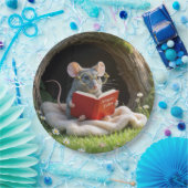 毛布の上で赤い本を読むネズミ ペーパープレート (パーティー)