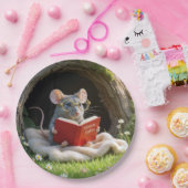 毛布の上で赤い本を読むネズミ ペーパープレート (パーティー)