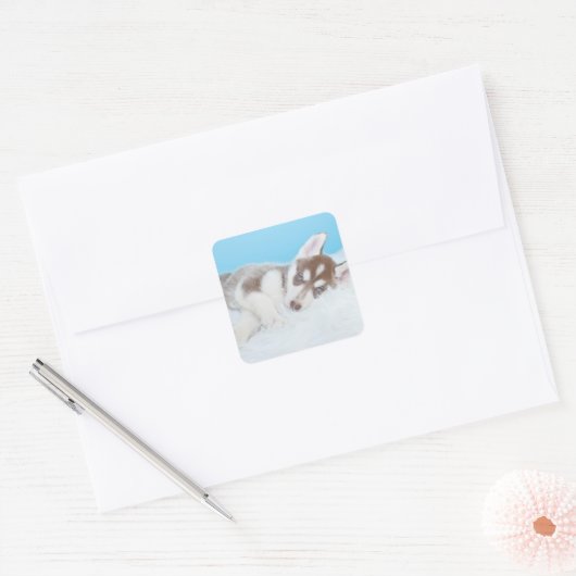 毛布の上に横たわる小柄なかすれた子犬 スクエアシール (封筒)