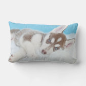 毛布の上に横たわる小柄なかすれた子犬 ランバークッション (裏面)