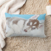 毛布の上に横たわる小柄なかすれた子犬 ランバークッション (ブランケット)