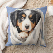 毛布の下でベルネーゼ山犬の子犬 クッション (ブランケット)