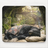 毛布の下で冬眠するクロクマ マウスパッド (正面)