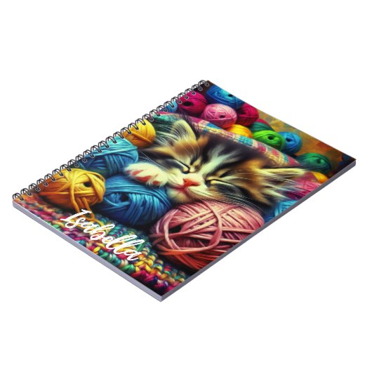 毛布の下で寝るかわいい子猫 ノートブック (左側)