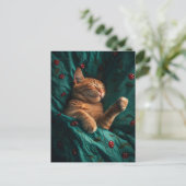 毛布の下で眠るジンジャー猫 ポストカード (スタンド正面)