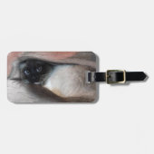 毛布の下で青い目のシャム猫を覗く ラゲッジタグ (正面横)