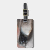 毛布の下で青い目のシャム猫を覗く ラゲッジタグ (正面縦)