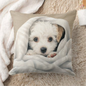 毛布の下にかわいい巻き毛の白い子犬 クッション (ブランケット)