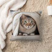 毛布の下に隠れているタビー猫 クッション (ブランケット)