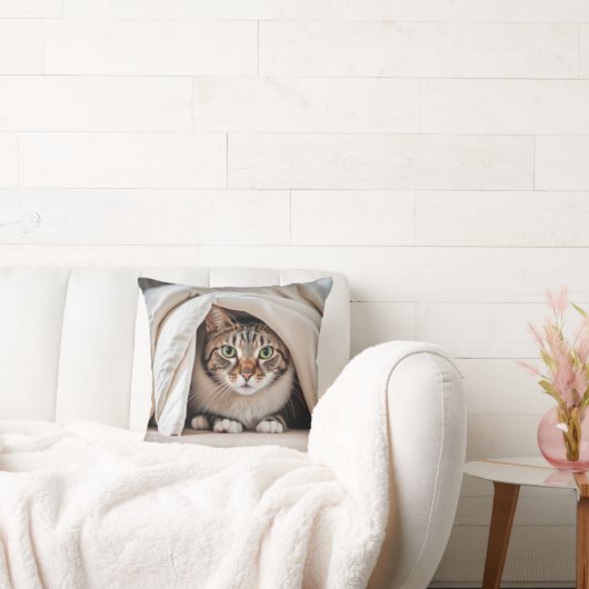 毛布の下に隠れているタビー猫 クッション (ソファ)