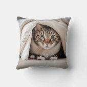 毛布の下に隠れているタビー猫 クッション (裏面)