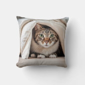 毛布の下に隠れているタビー猫 クッション (正面)