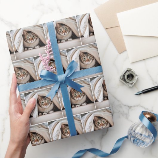 毛布の下に隠れているタビー猫 ラッピングペーパー (ギフト)