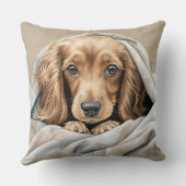 毛布の下の可愛い長髪のダチュンド子犬 クッション (裏面)