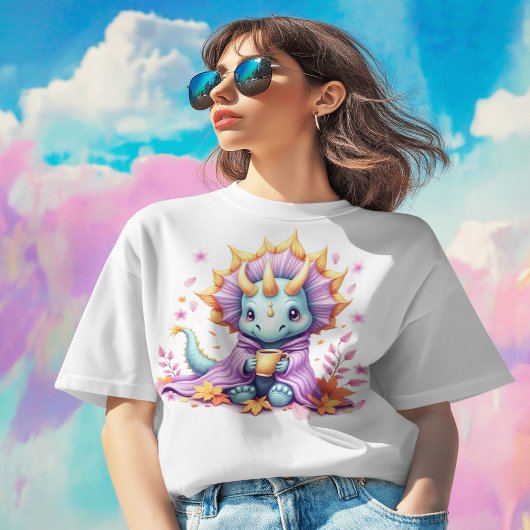 毛布包まれたにトリケラトップ、コーヒーを飲む Tシャツ