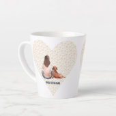 毛深い犬と一緒に座っている茶色の髪の少女 カフェラテマグ (左アングル)