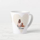 毛深い犬と一緒に座っている茶色の髪の少女 カフェラテマグ (右アングル)