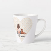 毛深い犬と一緒に座っている茶色の髪の少女 カフェラテマグ (右)