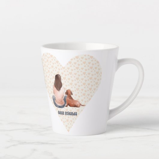 毛深い犬と一緒に座っている茶色の髪の少女 カフェラテマグ (右)