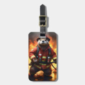 **「毛皮と炎:オッター・ファイアマンの背焼き ラゲッジタグ (正面縦)