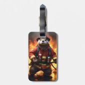 **「毛皮と炎：オッター・ファイアマンの背焼き ラゲッジタグ (裏面縦)