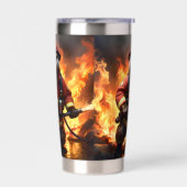 **「毛皮と炎：オッター・ファイアマンの背焼き 保温保冷タンブラー (左面)